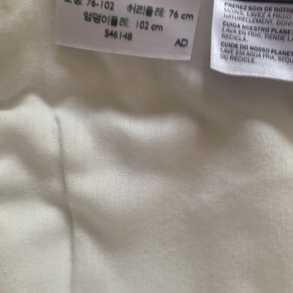 White Levi’s size 10 denim shorts 5-pocket 99% cotton 1% elastane - Picture 7 of 11